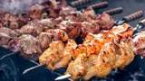 Как выбрать лучшее мясо для сочного шашлыка: 5 советов от шеф-повара