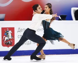 Заслуженные русские фигуристы побеждают с отрывом в 27 баллов. Они этому искренне радуются