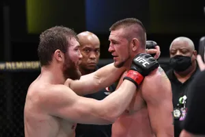 Молдаванин из UFC схватил соперника за шею на дуэли взглядов. Бой Куцелабы и Джейкоби закончился ничьей и объятьями