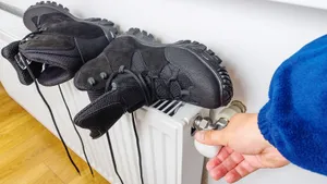 Моя обувь сохнет за 10 минут без батареи и фена: нашла способ в старом журнале, и он работает 