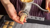 Домашнее печенье «через мясорубку» в СССР было хитом: как приготовить те самые «Хризантемы»