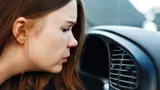 Есть простой способ избавиться от запаха в машине: убивает даже стойкие «ароматы»