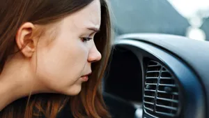 Есть простой способ избавиться от запаха в машине: убивает даже стойкие «ароматы»