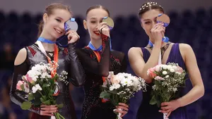 Фиолетовые вау-перчатки Загитовой, Траньков — герой рекламы. Фото финала Гран-при России в Казани