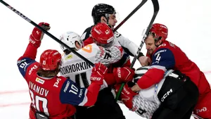 Самый громкий судейский скандал в плей-офф КХЛ! Арбитры поплыли, а чемпион проиграл в эпичной бойне