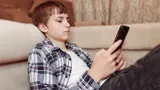 «Текстовая шея» и «смартфонный мизинец»: как гаджеты незаметно уродуют тело подростка