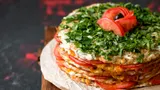 Так кабачки вы еще не готовили: простой рецепт несладкого торта с сыром и помидорами