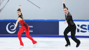 Экс-российских фигуристов экстренно вызвали на Гран-при. Их выводил чужой тренер, но они в шаге от медали