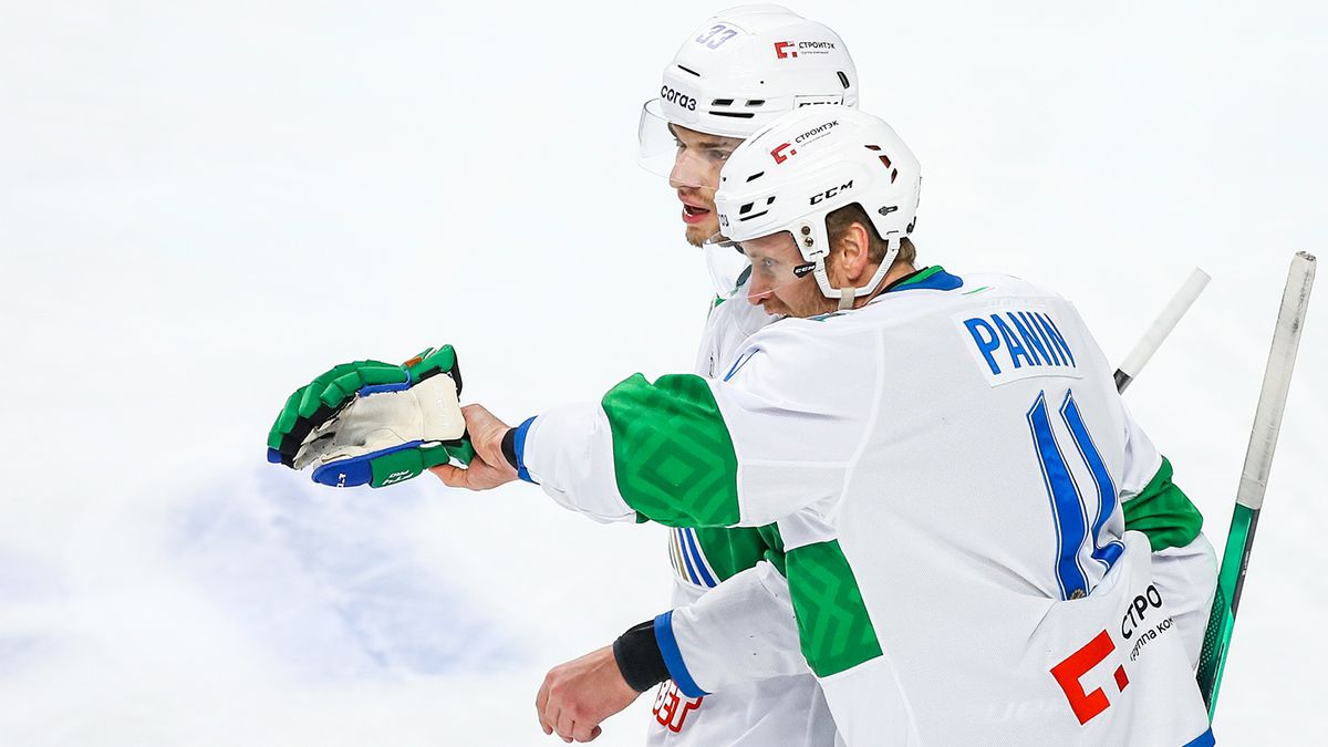 Панину разорвало ухо после попадания шайбы в голову