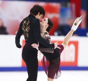 Заслуженные русские фигуристы побеждают с отрывом в 27 баллов. Они этому искренне радуются