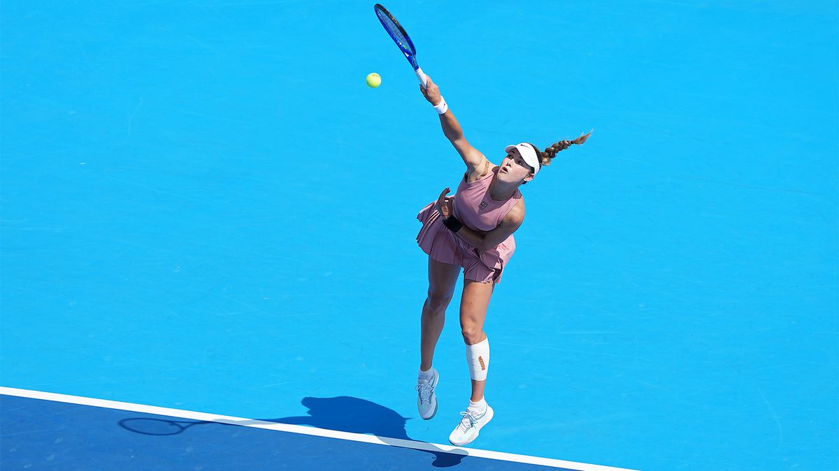 Калинская победила Шнайдер во втором круге турнира в Токио