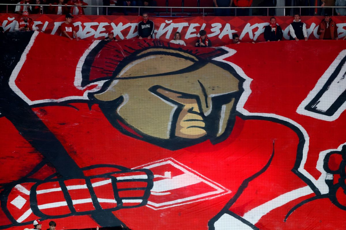 Жесткая бойня на льду, «Деревня дураков» и звезды футбола на трибунах. Фотогалерея матча «Спартак» — ЦСКА