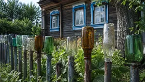 Оказывается, в деревнях насаживают бутылки на забор не просто так: в этом есть практический смысл