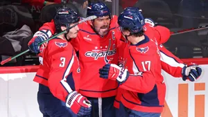 Овечкин грохнул два рекорда одним броском! Великий русский уделал великих Хоу и Ягра, приведя свою команду к победе