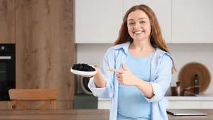 Помогает бороться с тягой к сладкому и улучшает состояние кожи: почему женщинам полезен чернослив