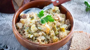 Этот салат заменит надоевший Оливье на Новый год: редкая находка из кулинарной книги СССР