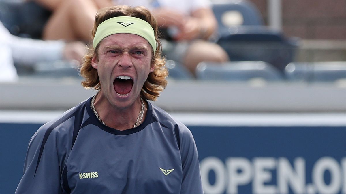 Рублев вышел в третий круг турнира в Париже