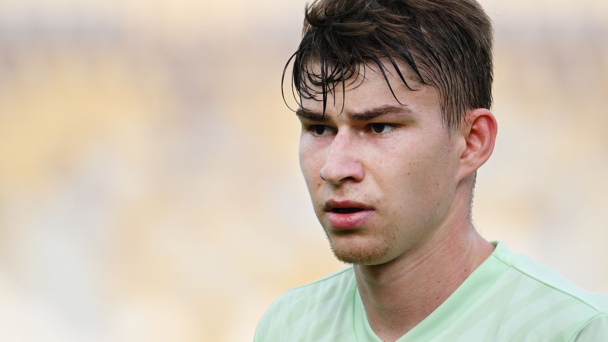 Видео: футболист «Ростова» забил гол со своей половины поля в двусторонннем матче