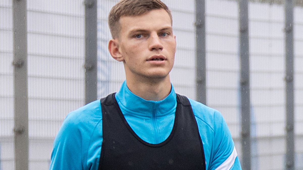 Видео: защитник «Оренбурга» забил нелепый автогол в матче против ЦСКА