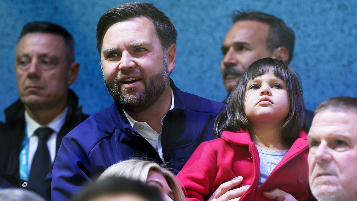 Вице-президент США Вэнс присутствует на командном турнире фигуристов в Милане