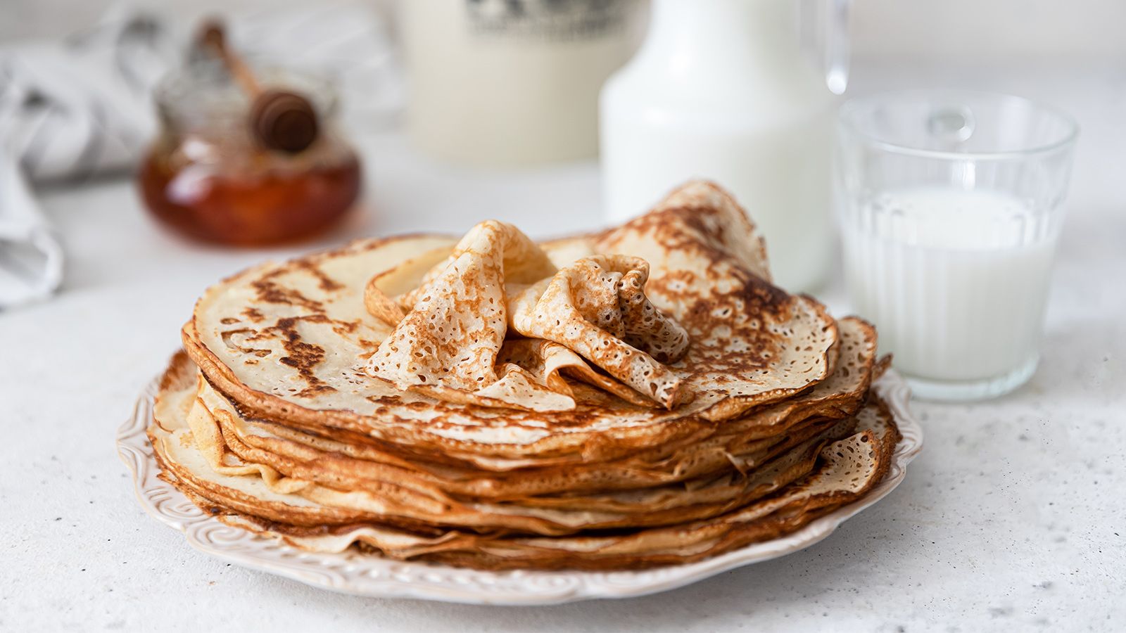 блинчики на молоке. масленица блины на улице. мордовские блины. крахмальные блинчики. блины стопка.