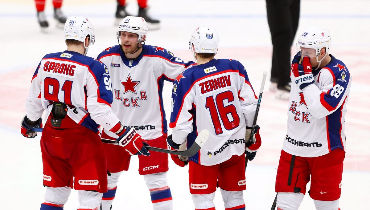 Жесткая бойня на льду, «Деревня дураков» и звезды футбола на трибунах. Фотогалерея матча «Спартак» — ЦСКА