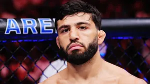 Быстрый нокаут, шальной хай-кик и сенсация в последнем раунде. Самые дикие ставки на бой Арман Царукян — Дэн Хукер