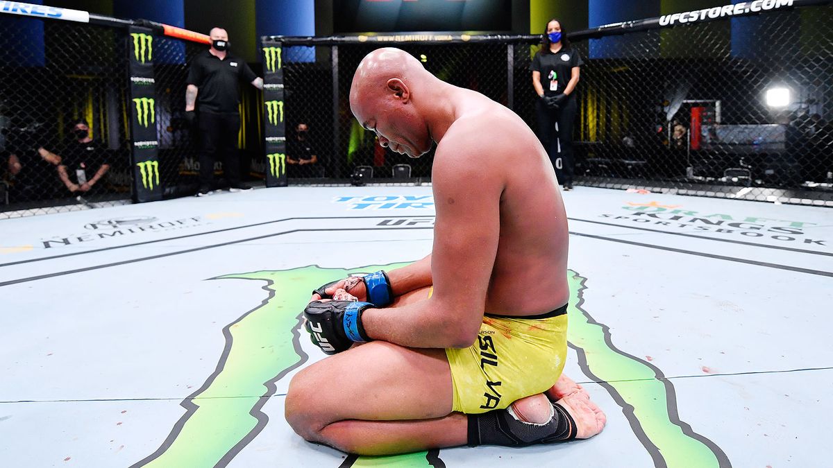 50-летний Силва нокаутировал 43-летнего Вудли на вечере бокса в Майами