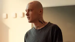 Посмотрела премьеру сериала «Урок» с Борисовым: номинант на «Оскар» решает проблемы подростков — это надо видеть