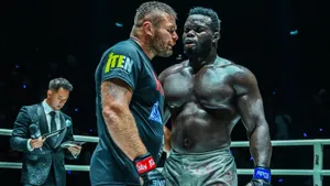 «Ты шнырюга!» Уникальный русский чемпион враждует с качком из Африки. Малыхин идет мстить, чтобы вернуть пояс ONE