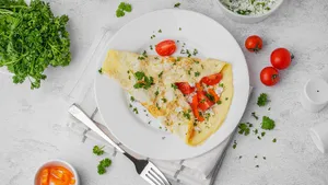 Попробовала модный тренд — жареный творог с яйцом на завтрак: получается вкусное и высокобелковое блюдо 