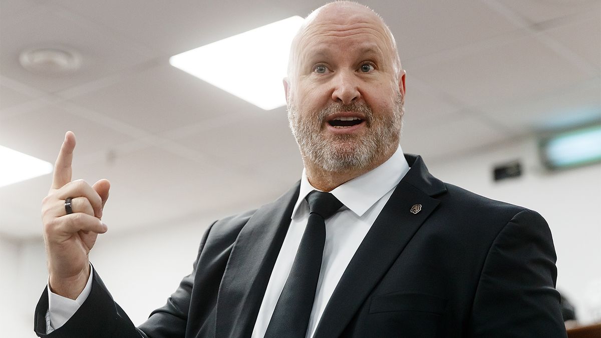 «Мы пропустили слишком много». Тренер «Трактора» Гру — о поражении от «Авангарда»