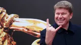 «Лучший вратарь мира тренируется дома!» Губерниев в перчатках Малафеева поймал бутылку самогона и книгу Фуркада