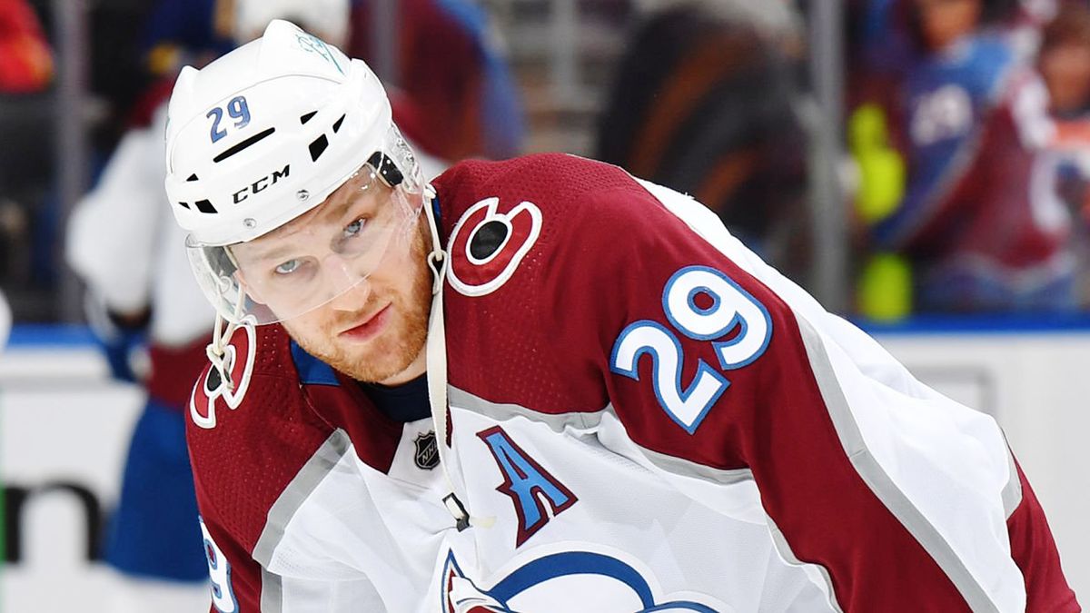 Маккиннон признан первой звездой ноября в НХЛ