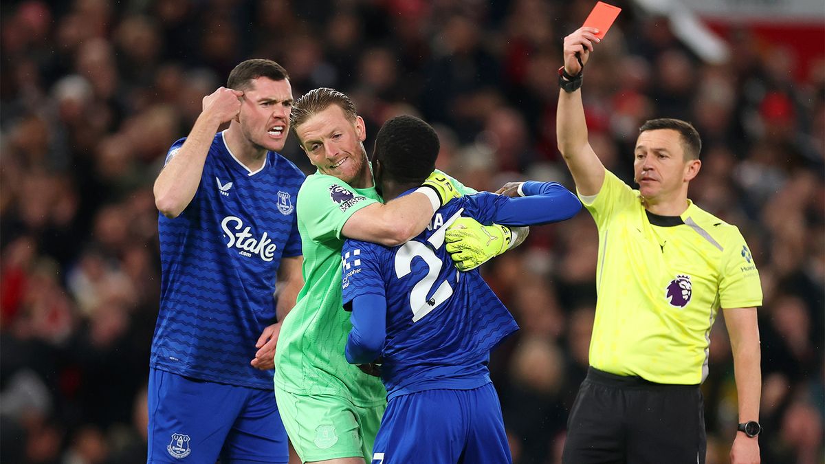 Футболист «Эвертона» извинился за удаление в матче с «МЮ». Гейе получил красную карточку за пощечину одноклубнику