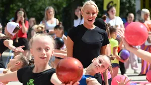 Супергимнастка Кудрявцева с дочками, Крамаренко и чемпионки провели масштабный мастер-класс в центре Москвы