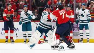 «Я не видел такого никогда!» Легендарный русский вратарь поставил Америку на уши: драка Бобровского — событие года