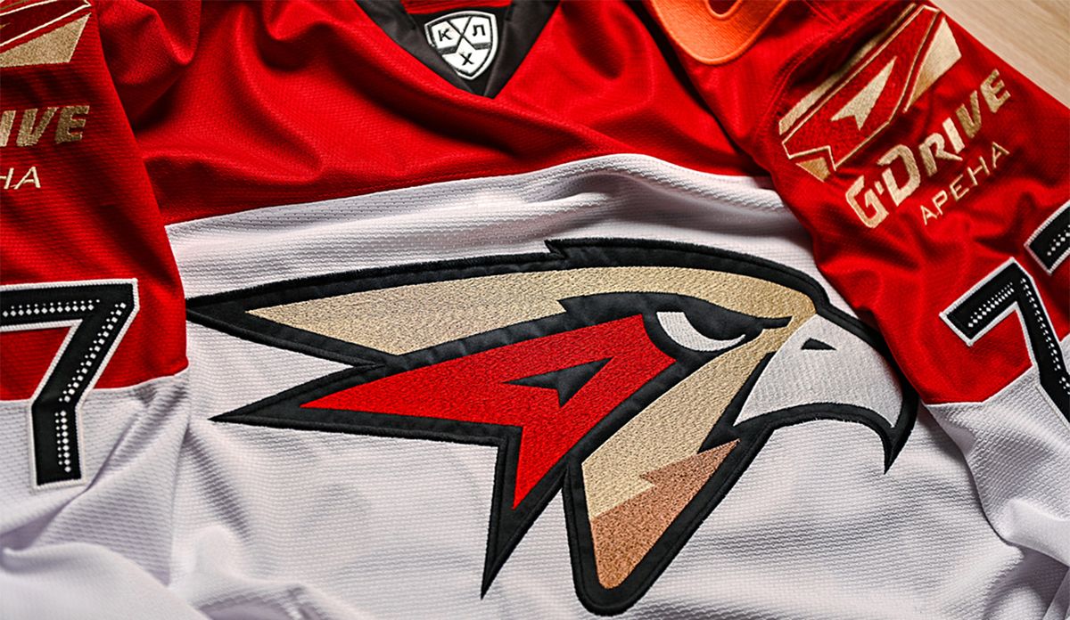 Появились фотографии нового шлема голкипера «Авангарда» Мишурова