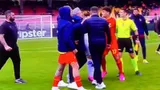 Клуб Серии А уволил тренера, ударившего футболиста соперника после игры: видео