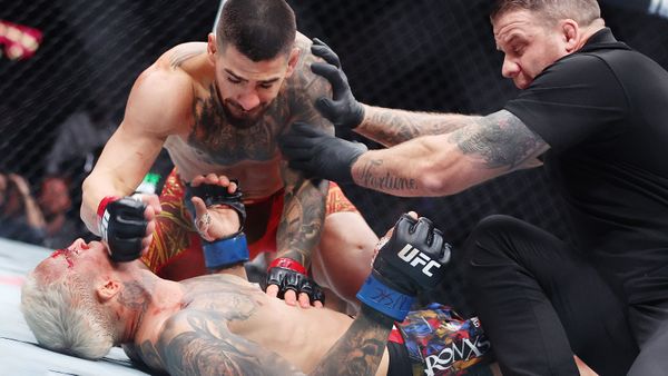Дерзкий грузин вырубил легенду UFC за две с половиной минуты и забрал пояс Махачева. Топурия уничтожает лучших