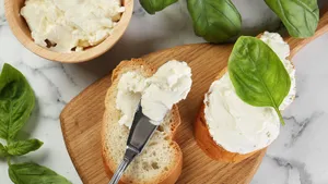 Готовлю нежный творожный сыр из одного ингредиента: получается вкуснее магазинного, экономит кучу денег 