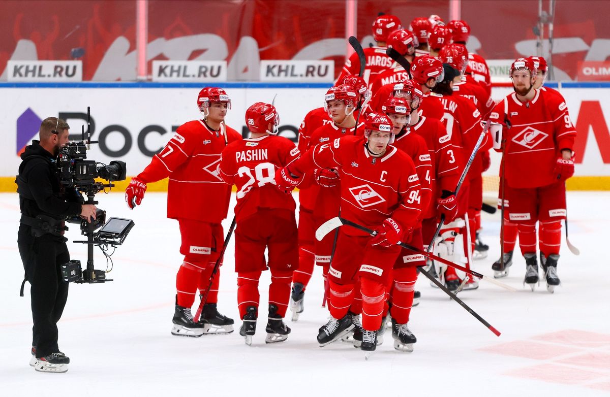 Жесткая бойня на льду, «Деревня дураков» и звезды футбола на трибунах. Фотогалерея матча «Спартак» — ЦСКА