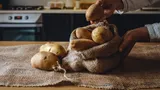 Всегда делаю с картошкой до того, как убираю в погреб: знакомый агроном сохранил урожай одним советом