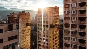 Теперь понятно, зачем в СССР построили мосты через многоэтажки: такое почти нигде не встретить