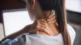 Почему появляется «холка» на шее у женщин, и как ее уменьшить