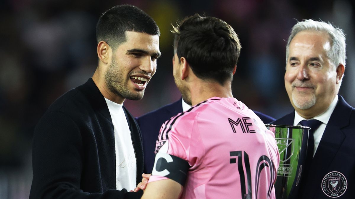 Первая ракетка мира Алькарас презентовал трофей и обнялся с Месси на церемонии награждения «Интер Майами»