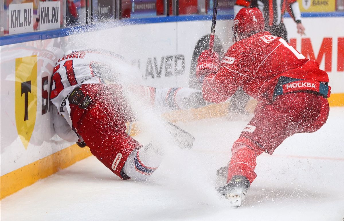 Жесткая бойня на льду, «Деревня дураков» и звезды футбола на трибунах. Фотогалерея матча «Спартак» — ЦСКА