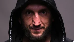 41-летний нокаутер из Дагестана отжигает в UFC. Салихов крутит вертушки и вырубает, как в боевиках 90-х