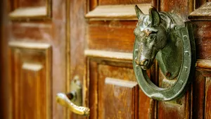 Оказывается, подкову вешают именно над дверью неспроста: что важно знать перед Годом Лошади