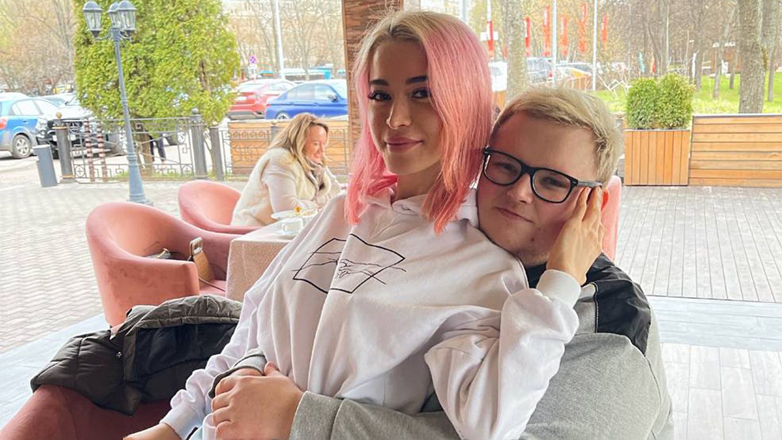 Включи у него жена. Включи у него жена. Включи у него жена. Моголь тв. Загадки кто тупее.